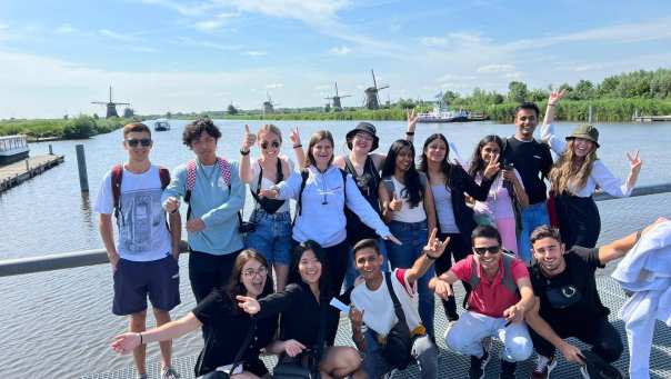 Bezoek Kinderdijk met summer school studenten