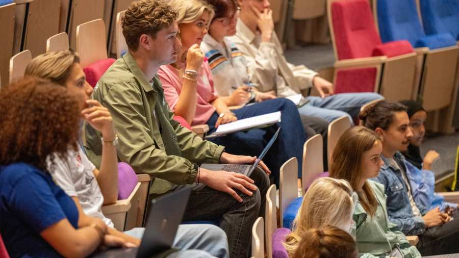 studenten in collegezaal hbo of universiteit workshop