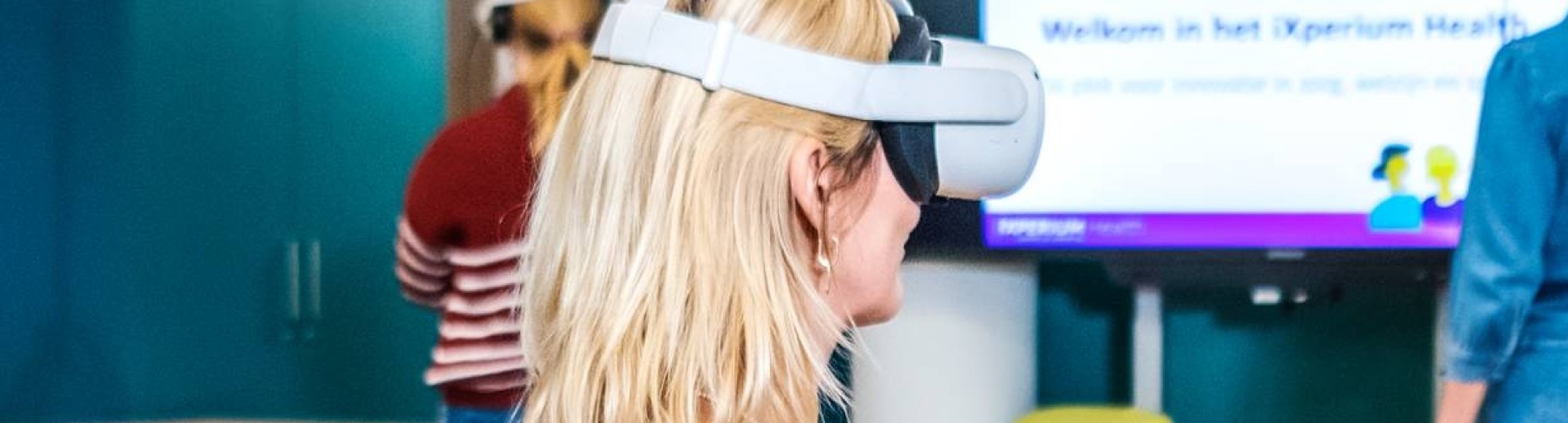 Verpleegkunde studenten met VR bril op in iXperium