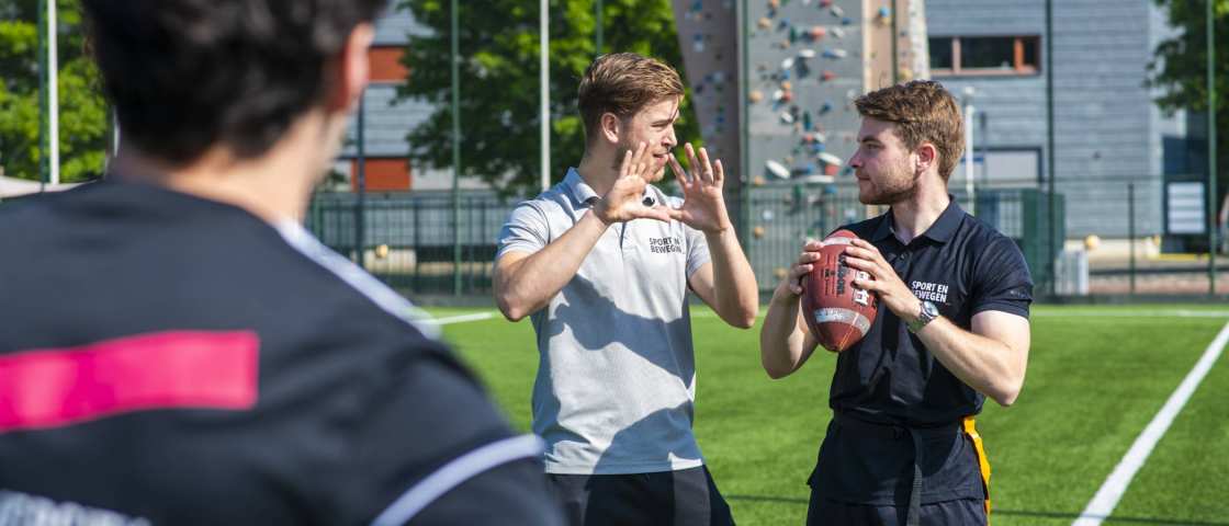 sport sportkunde en alo studenten en docenten op sportveld en gymzaal