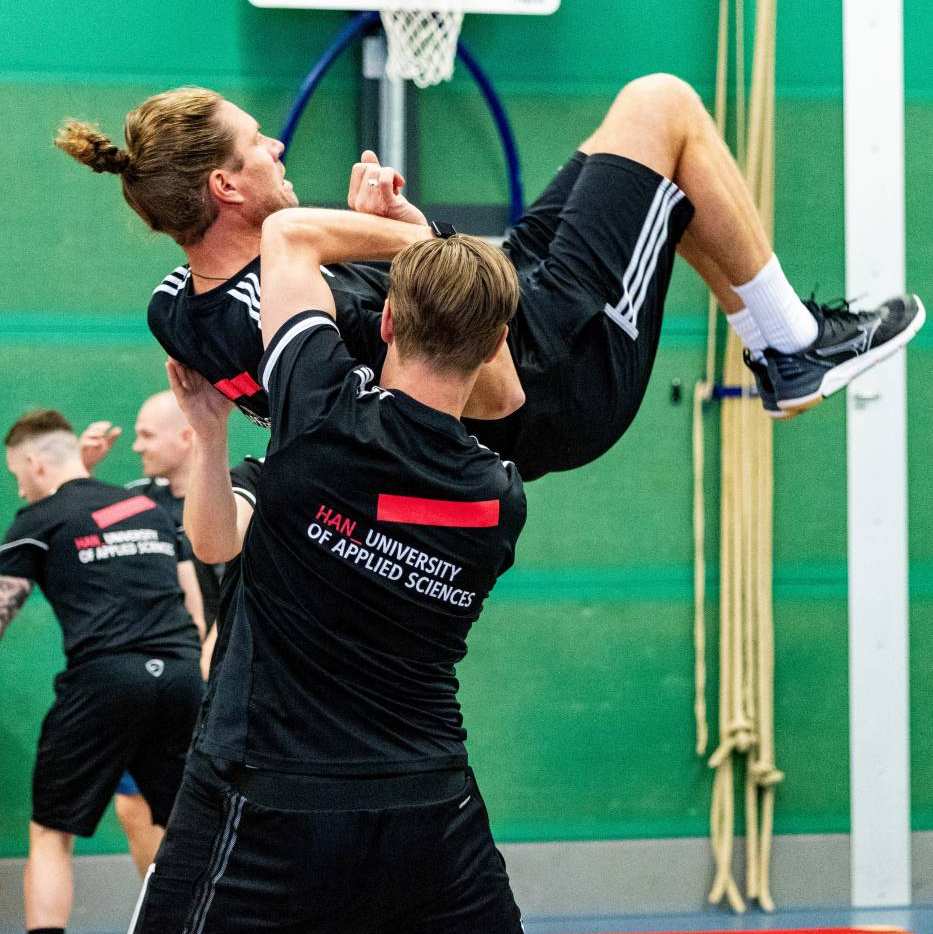 studenten alo deeltijd turnen in gymzaal