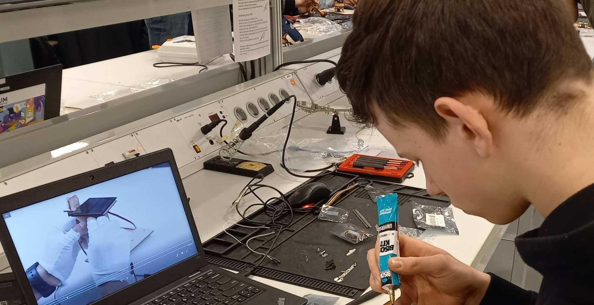 Havo-leerling die bij een SEECE Energietalent workshop van werktuigbouwkunde, elektrotechniek en embedded systems engineering werkt aan een zonnevolger.