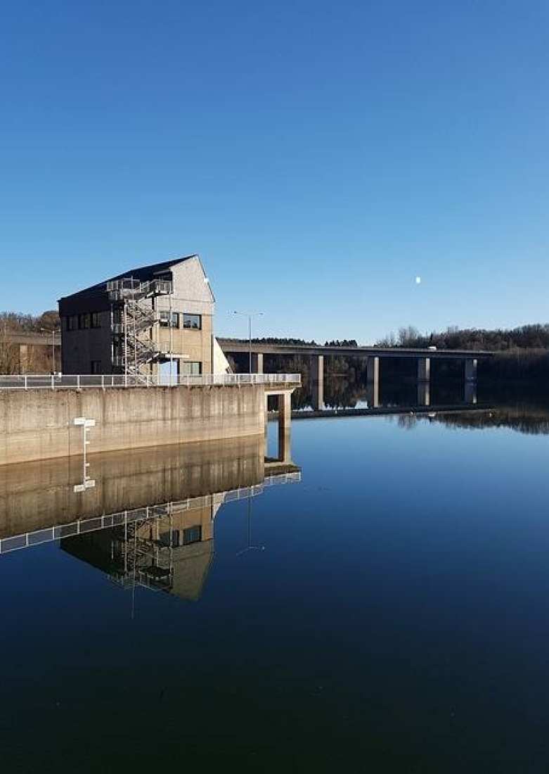 De Wupper-dam dient om de Wupper te beschermen tegen overstromingen en om het niveau van laag water te verhogen.