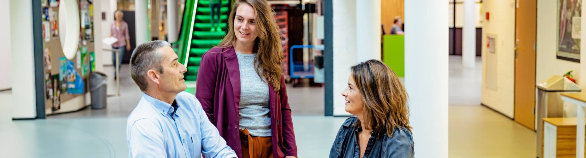 Starten met je deeltijdstudie: 3 studenten werken in de hal.