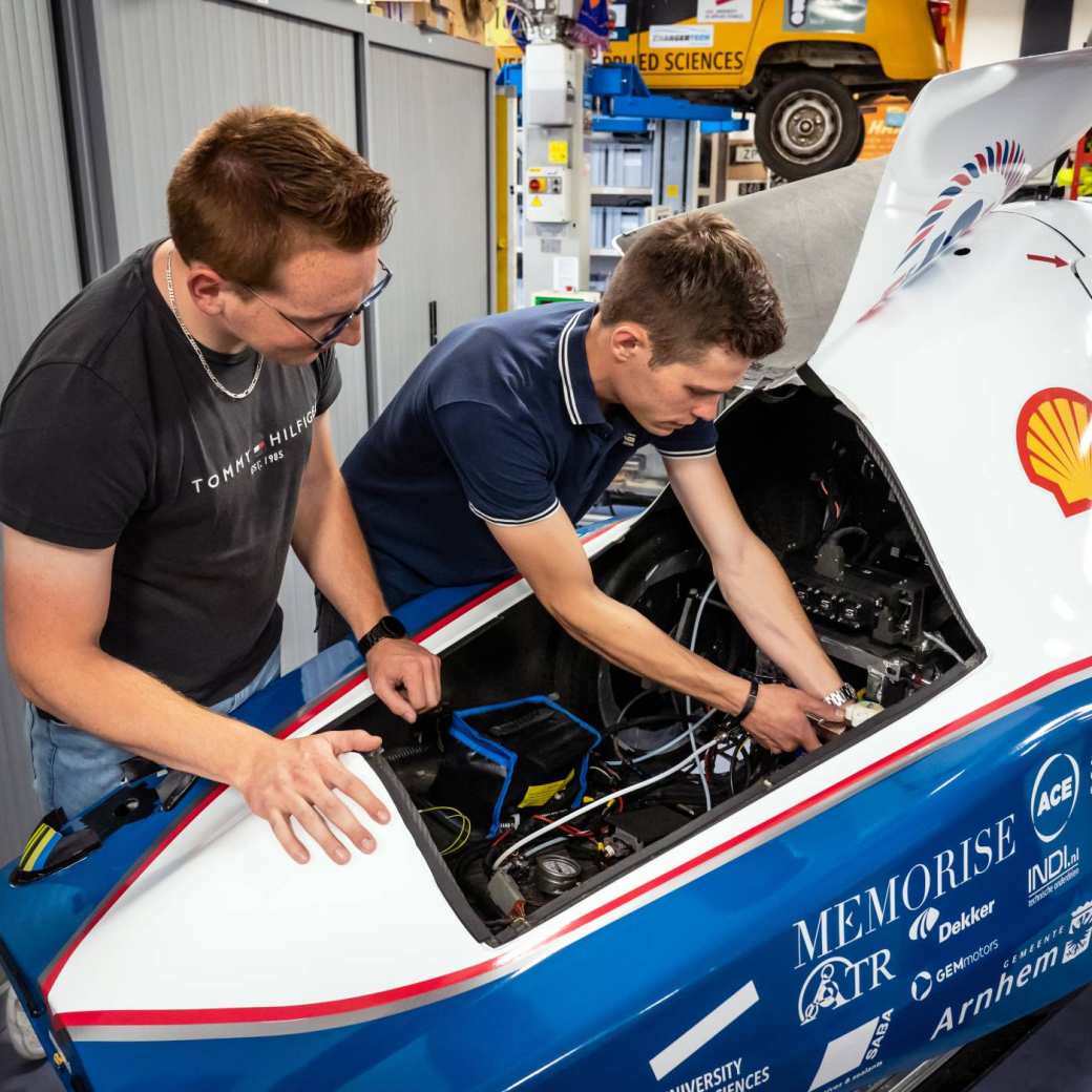 Twee studenten automotive bij het MH15 voertuig van de HAN.