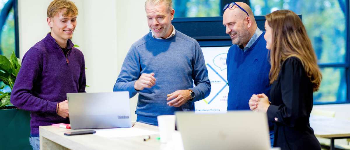 Studenten van de master Business Sales in overleg aan statafel.