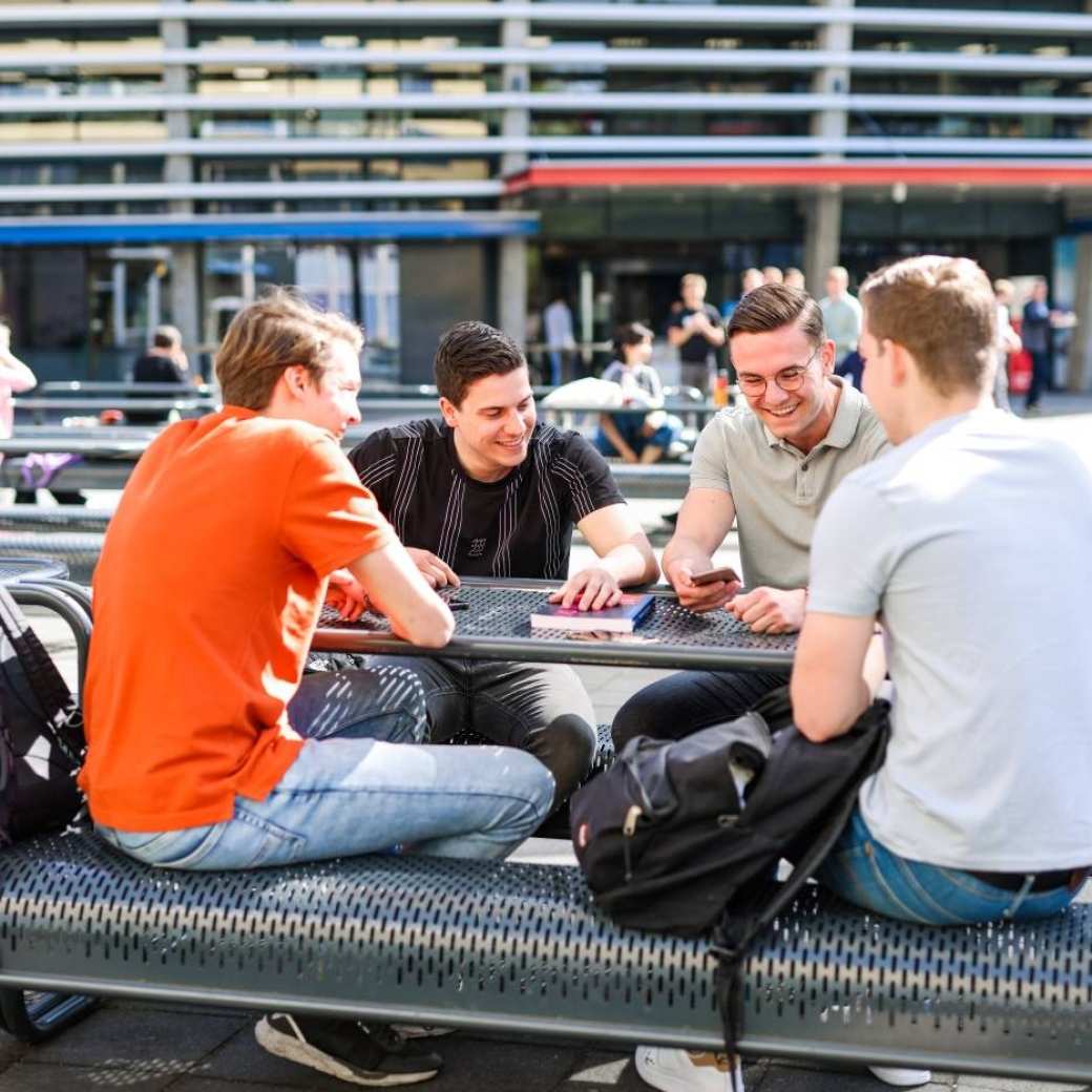 Studenten Logistics Management voltijd buiten aan het werk