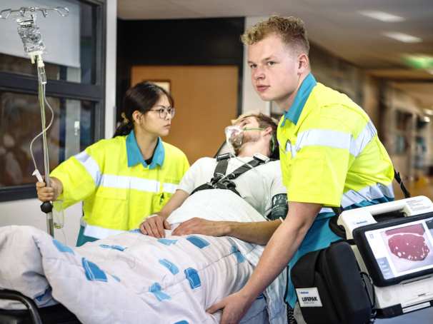 Studenten BMH met ambulance