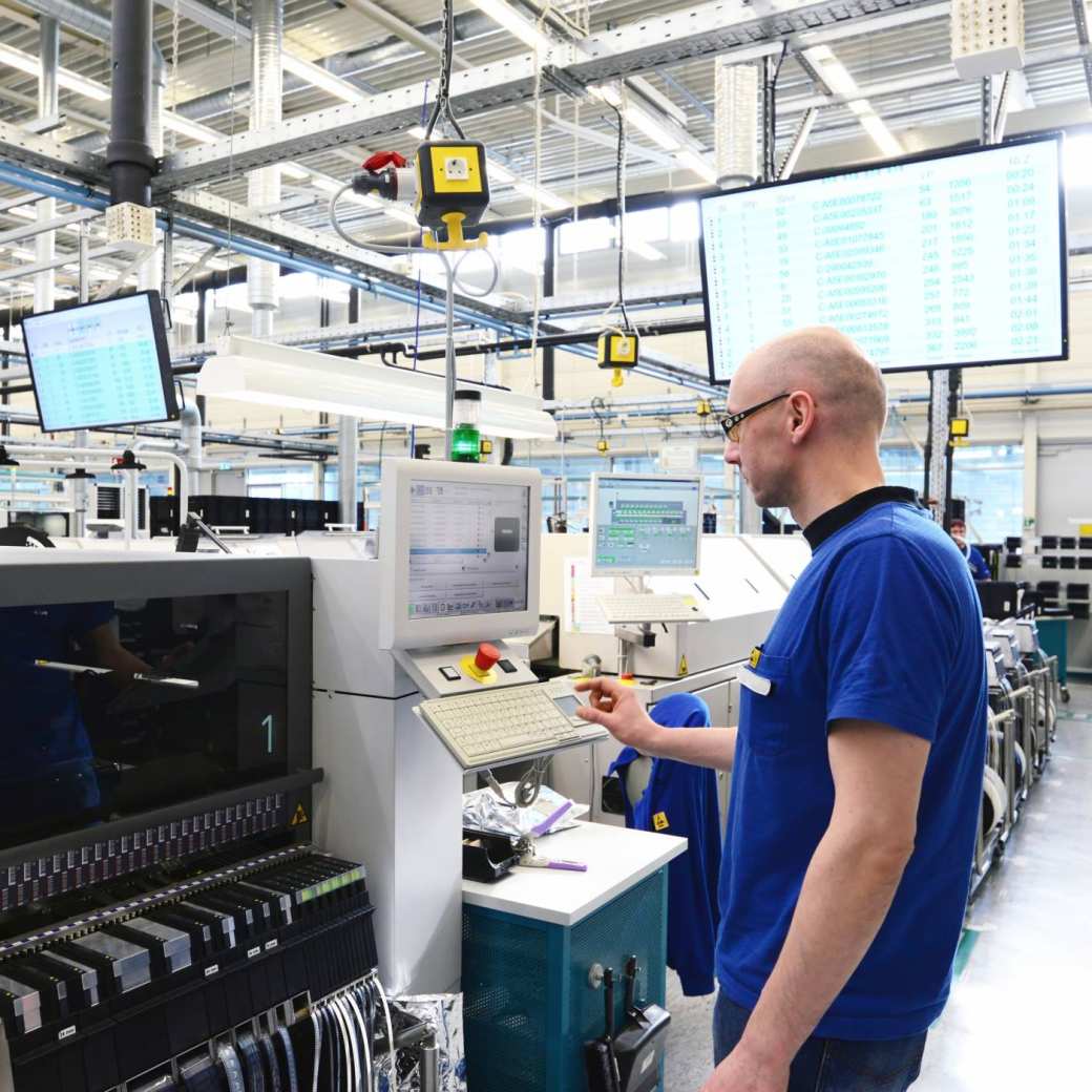 Operator aan productielijn van hightech fabriek