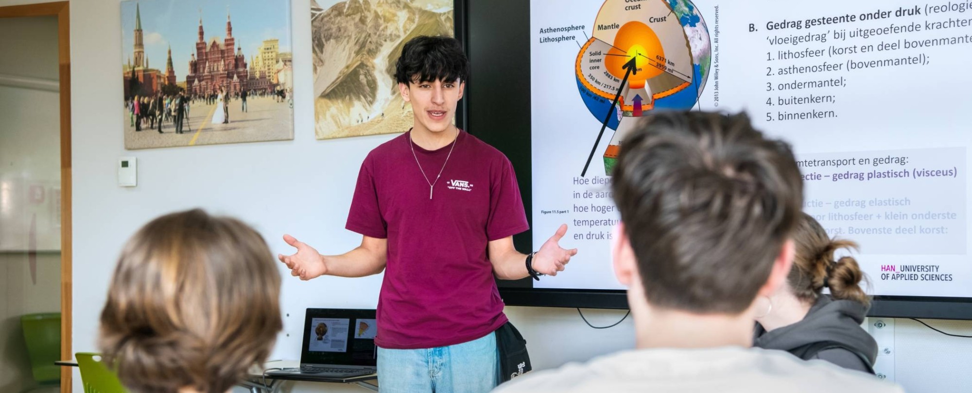 Twee studenten van HAN Leraar Aardrijkskunde lezen in de atlas.