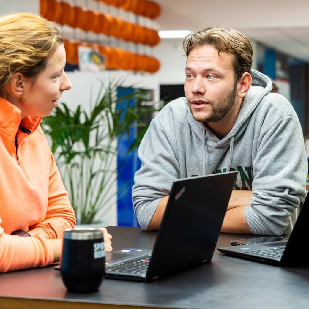 2 studenten in gesprek