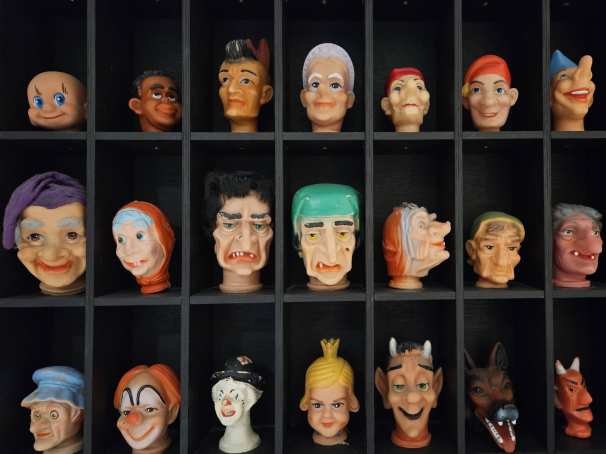 Poppetjes in kast bij Dramatherapie - Vaktherapie