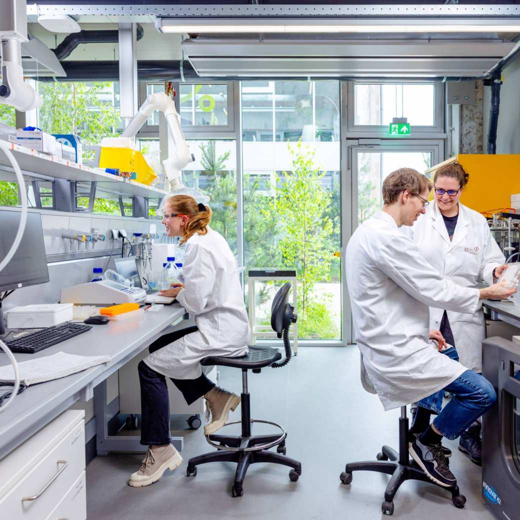 Biobased lab bij HAN Connectr op het IPKW. Studenten samenwerken, met begeleider, trekbank, minor biobased innovations.