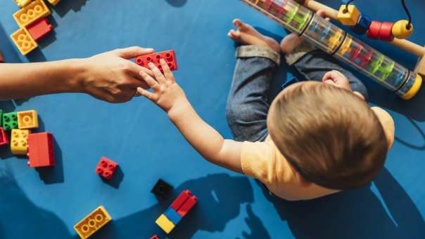 Klein kind speelt met blokken