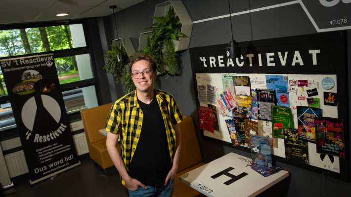 Penningmeester Danny Rijken van studievereniging 't Reactievat is organisator van de jaarlijkse intro