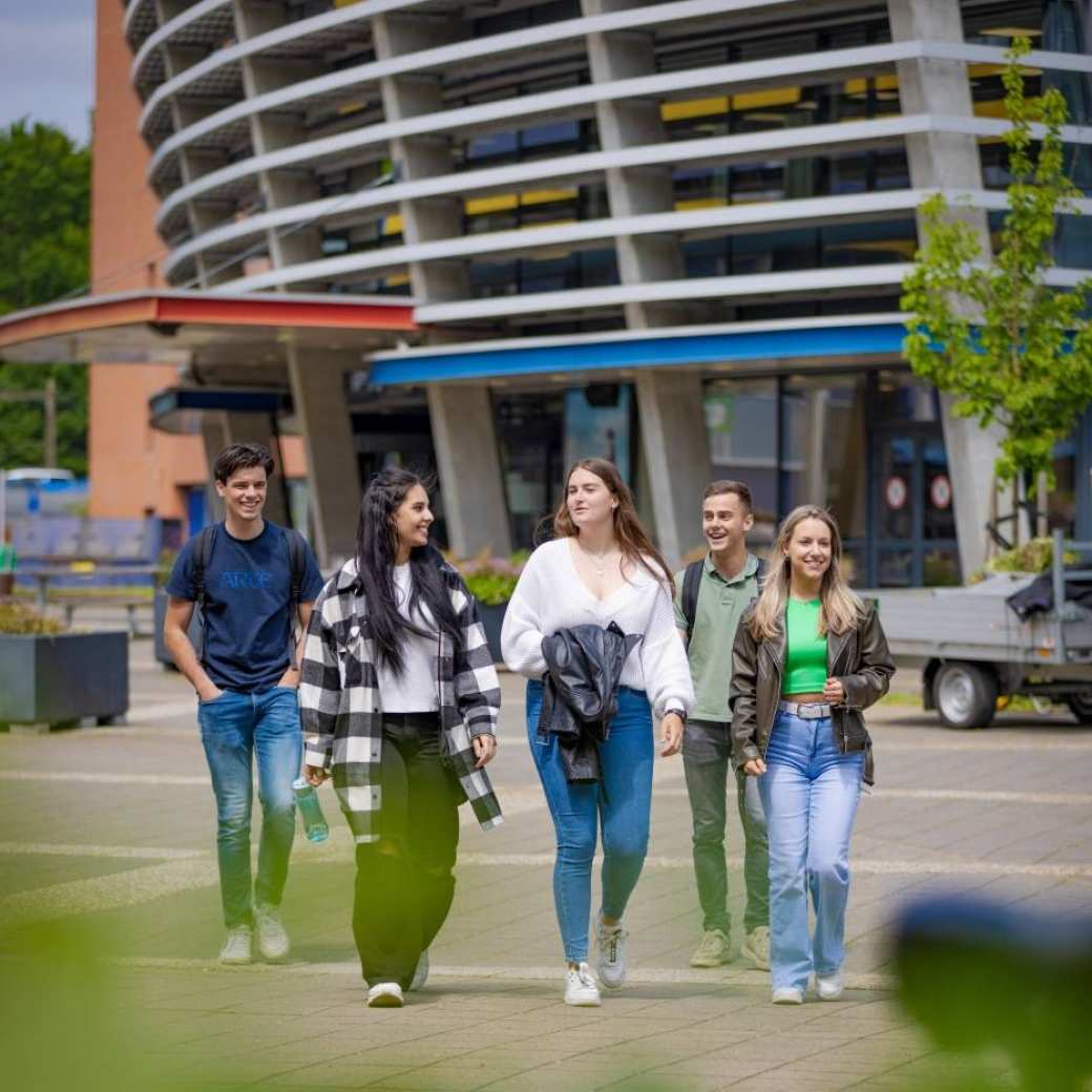 Studenten lopen over de campus aan de Ruiterberglaan 31 van de HAN in Arnhem