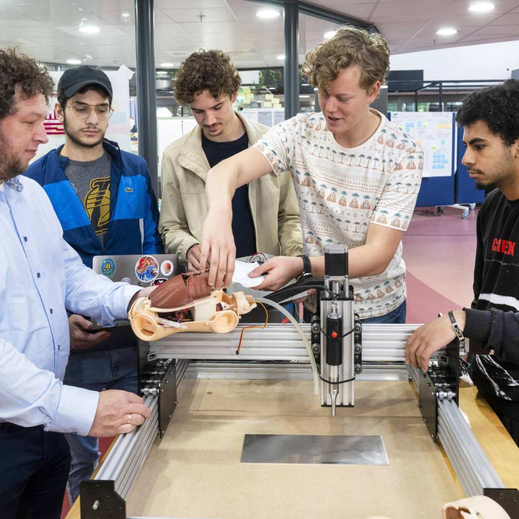 Alessandro, Johan, Marijn, Omr en Yannick ontwerpen een machine voor longen van een reanimatiebabypop.