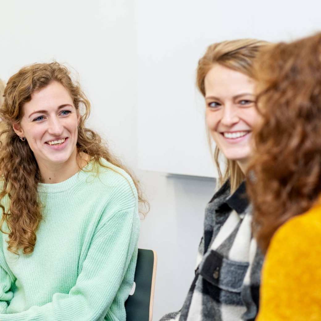 ALLEEN VOOR DE MANP | Lachende masterstudenten overleggen samen tijdens een klassikale les onderzoek op de HAN in Nijmegen.