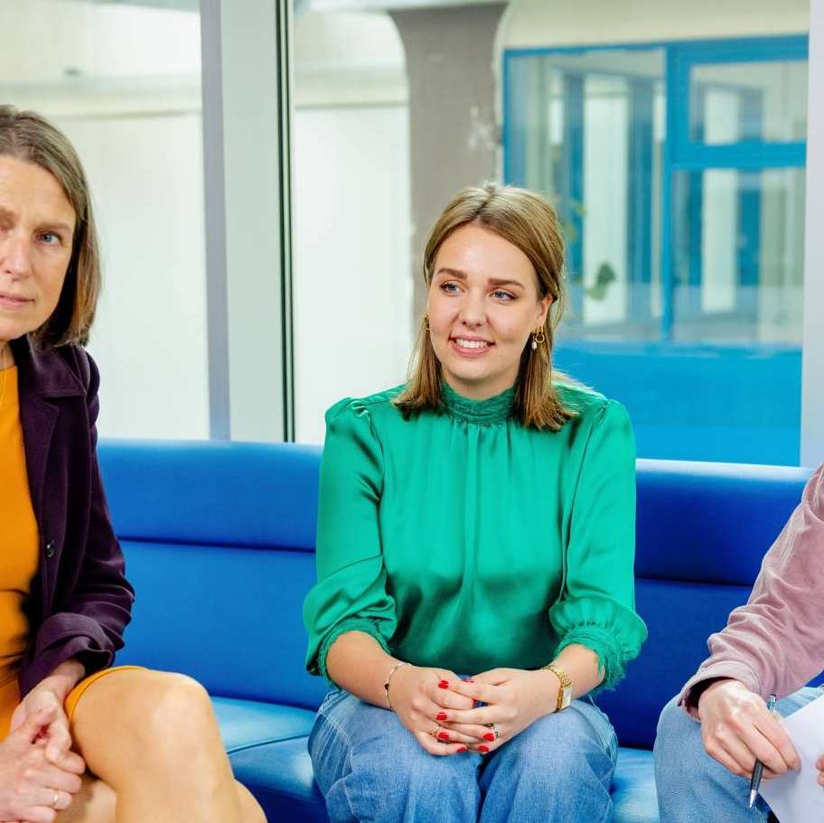 Docent geeft uitleg aan luisterende studenten. Master Circulaire Economie 2024.