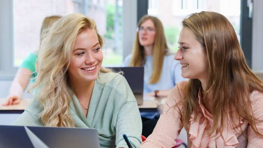 Studenten bedrijfskunde in de studio