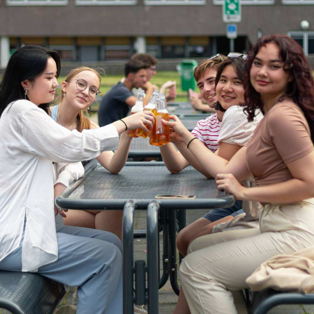 Communication studenten genieten van hun vrije tijd op de HAN campus en bij Lokaal 99 in Arnhem