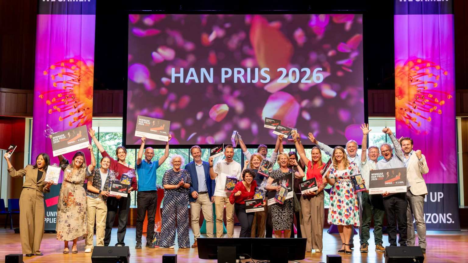 De winnaars van de HAN prijzen, met genomineerden op het podium