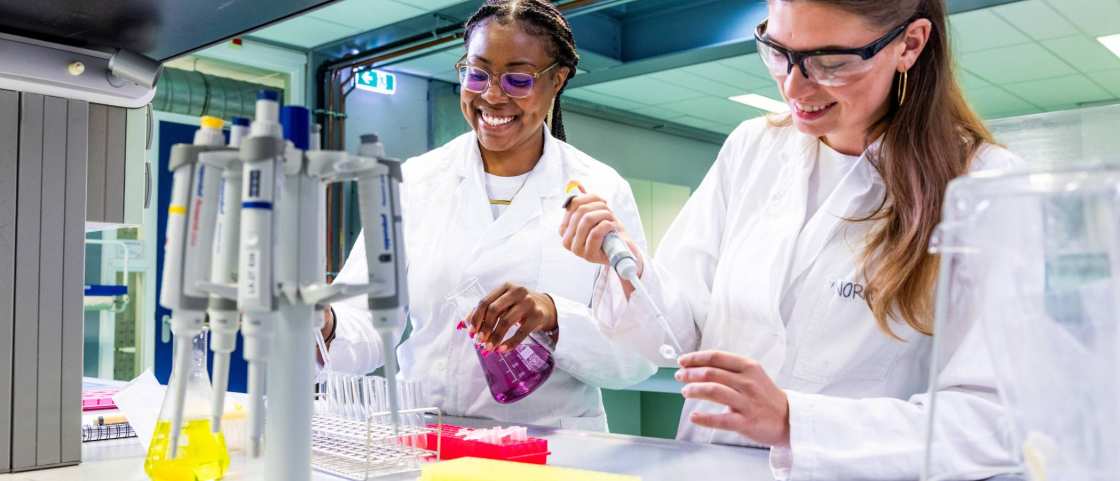 studenten met een pipet aan het werk in een bml lab