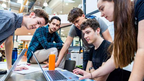 Embedded systems engineering studenten werken samen op de laptop in het health concept lab.