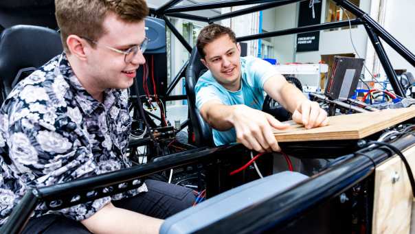 Studenten aan de slag met hun cursus Basis Auto Elektronica