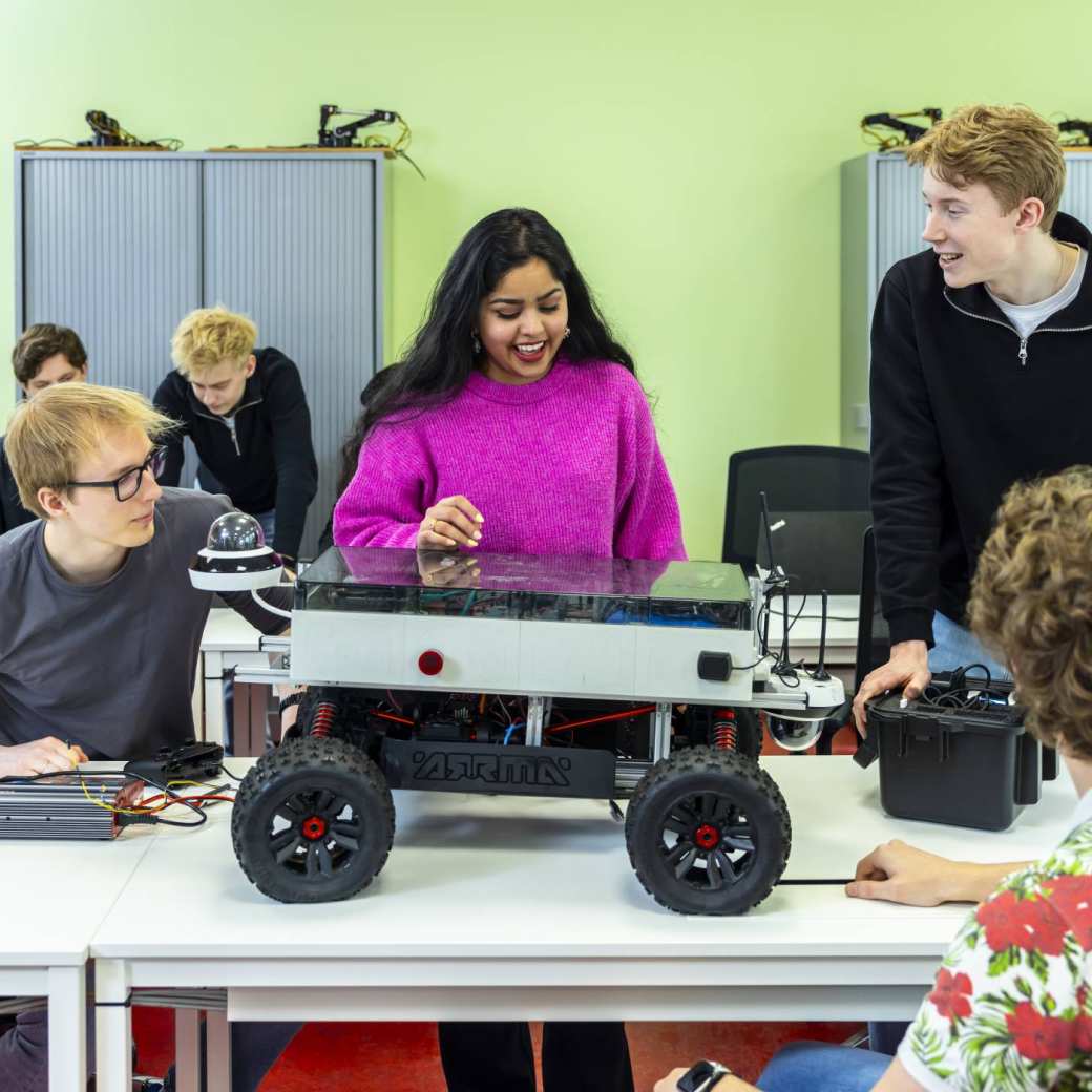 programmeren van robot door studenten in het ict lokaal