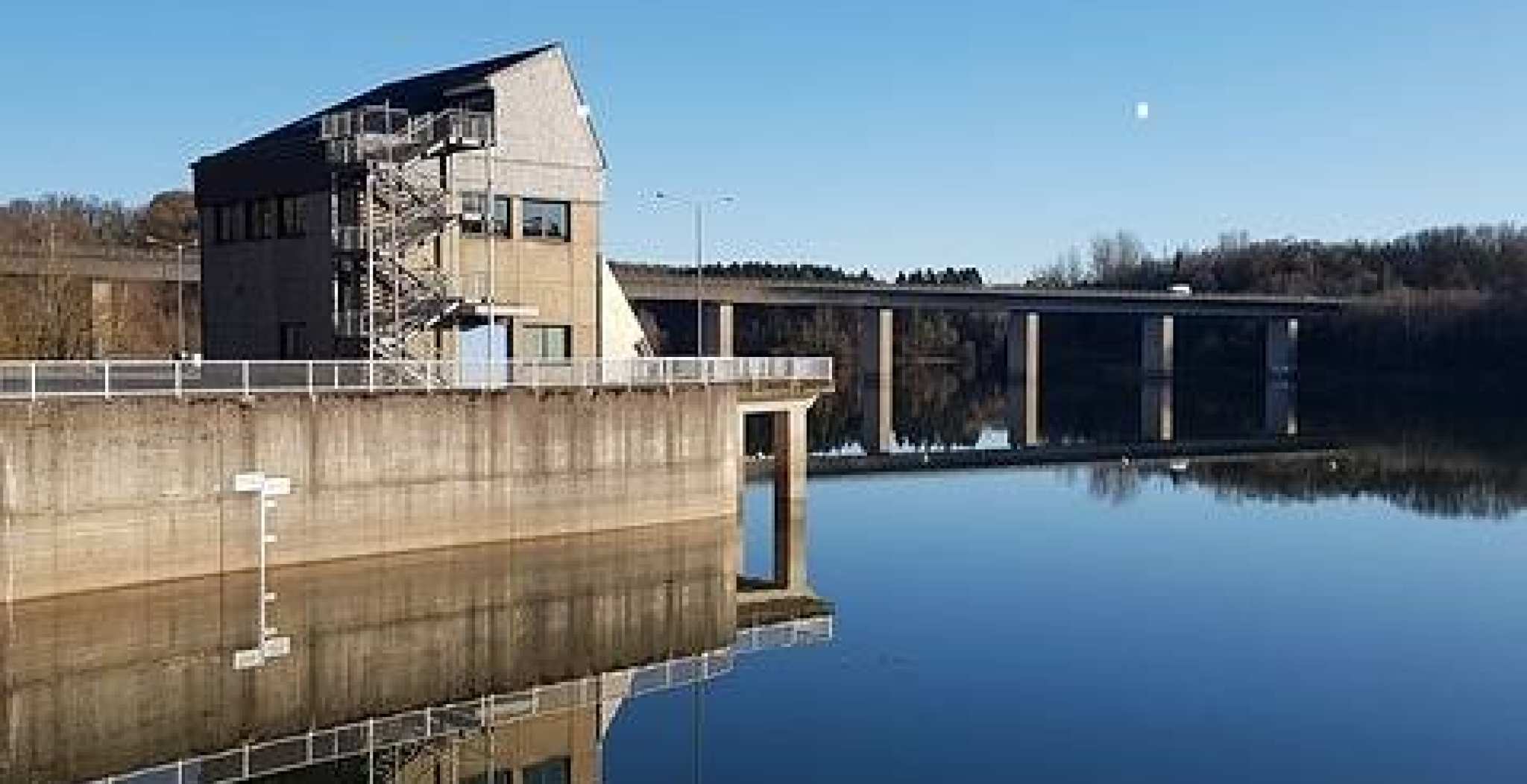Wupper-dam dient om de Wupper te beschermen tegen overstromingen en om het niveau van laag water te verhogen.