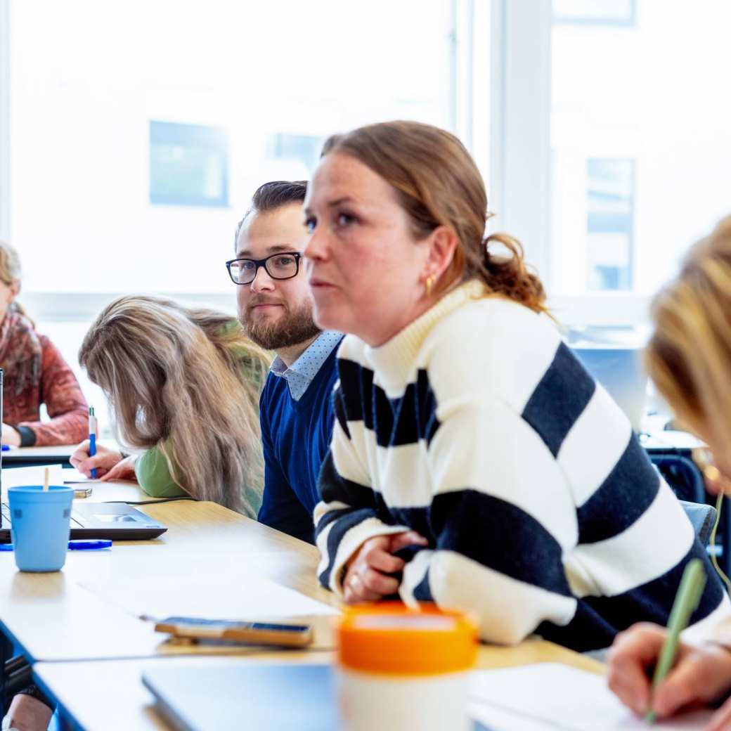 Een man en twee vrouwen die ana het overleggen zijn