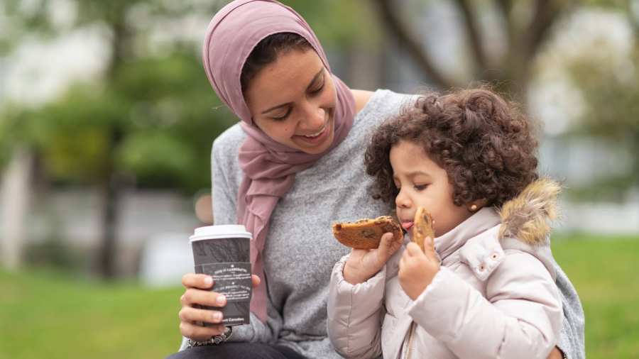 vrouw met kind op bankje, met drinken