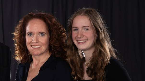 Een hoge resolutie-foto bij het interview met moeder en dochter Janssen. Geplaatst door HB.