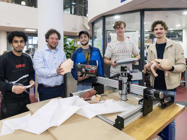 Alessandro, Johan, Marijn, Omr en Yannick ontwerpen een machine voor longen van een reanimatiebabypop.