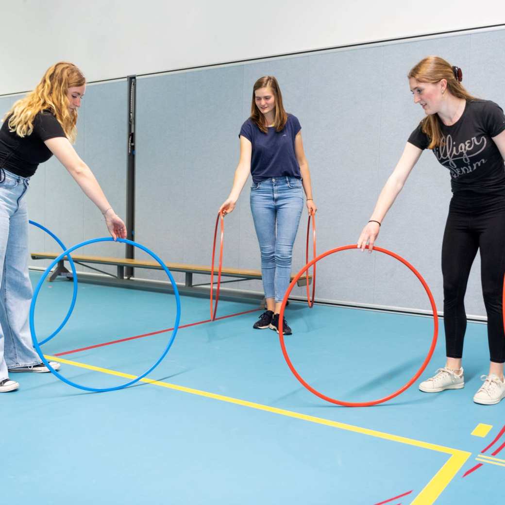 Twee Vaktherapie studenten werken samen op een laptop