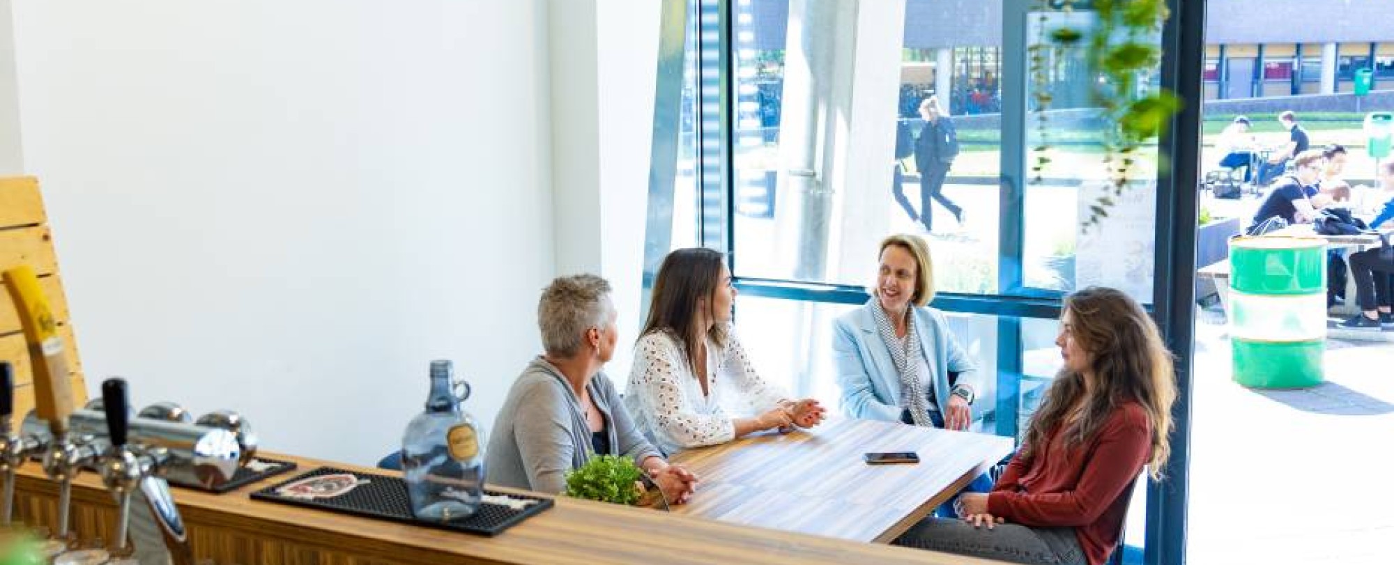 Deelnemer van Projectmanagementondersteuning tijdens de pauze met koffie