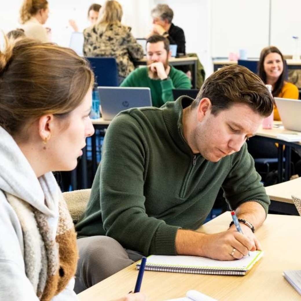 AMM LLO studenten werken tijdens de les aan een vraagstuk