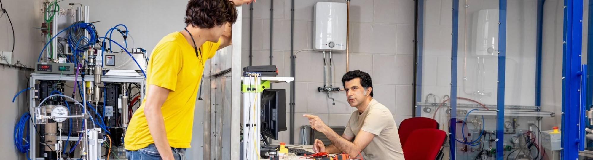 Studenten aan het werk op het Hydrogen lab bij HAN Connectr op het IPKW, samenwerken, waterstof