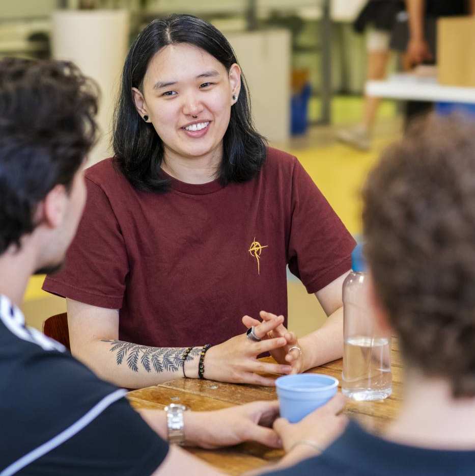 studenten praten met elkaar over sportkunde