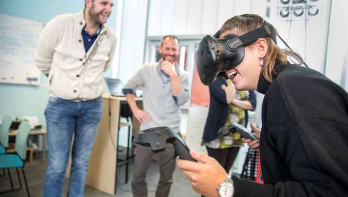 studenten met VR-bril op