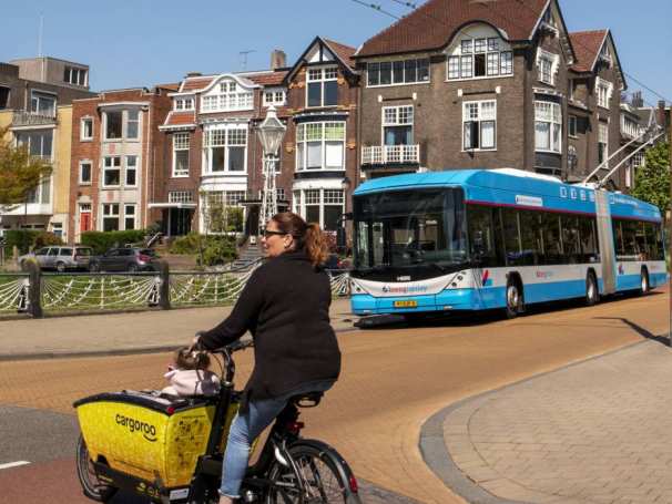 Stadsbeeld Arnhem met trolleybus 