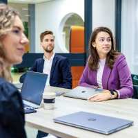 Studenten van de bachelor Commerciële Economie deeltijd, duaal in gesprek en samenwerken. 