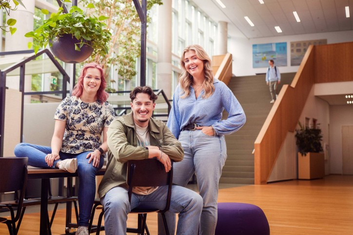 werving voltijd campagne, drie studenten in de hal kijken recht in de camera.