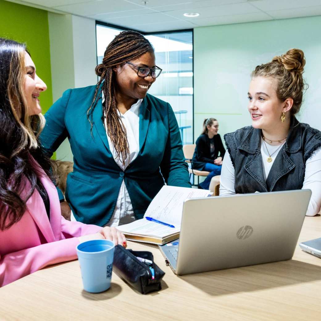 Studenten HRM in gesprek met de docent