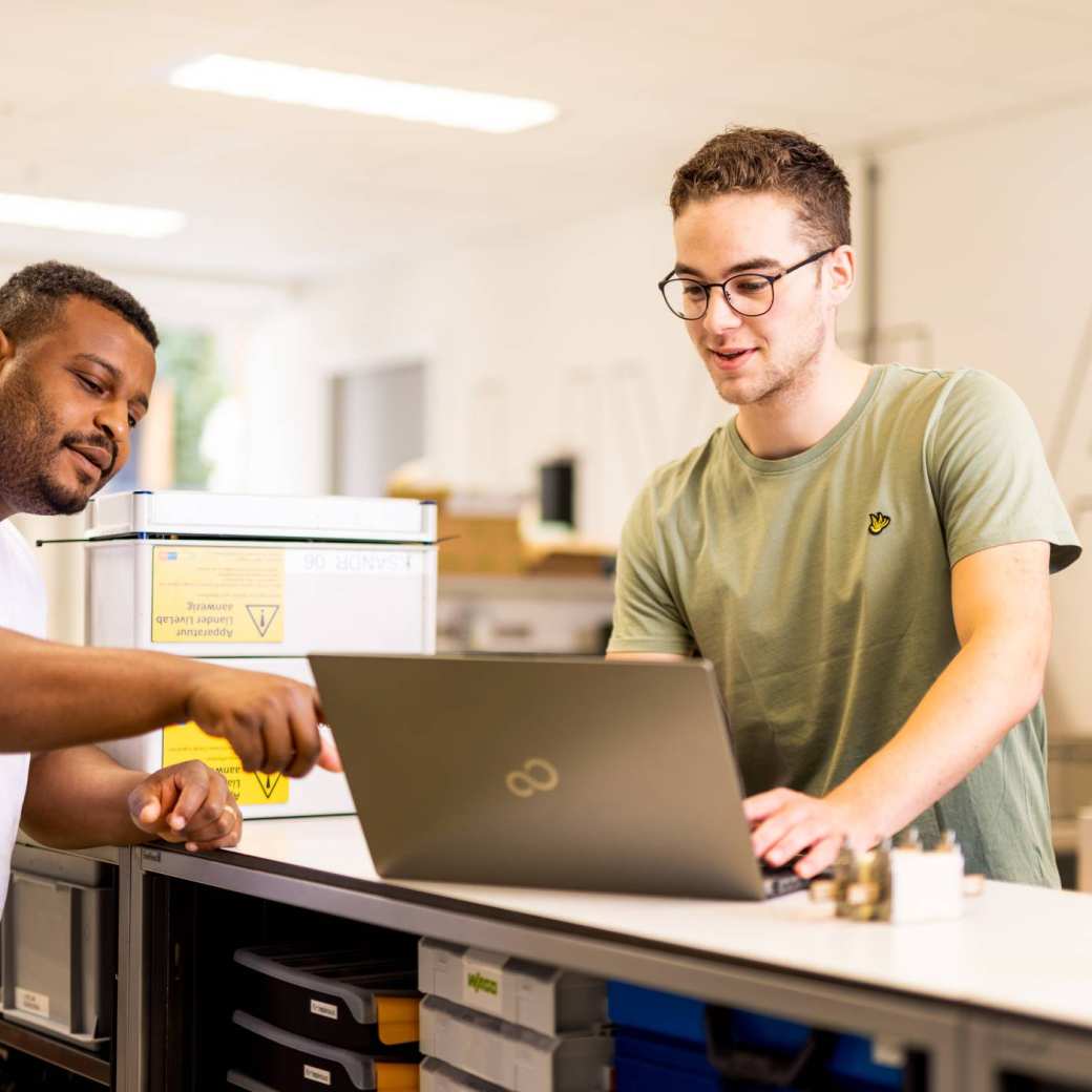 studenten bij een laptop