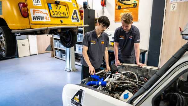 studenten automotive bij voertuig