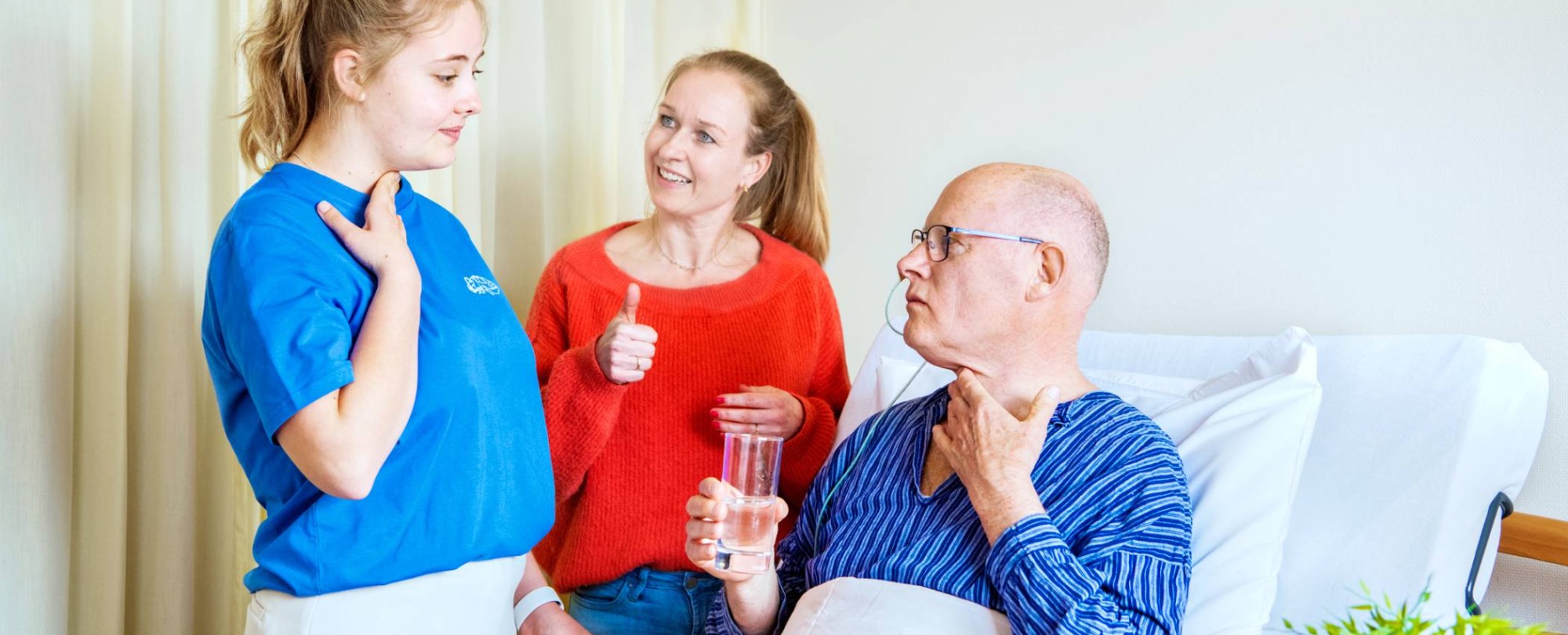 Zorgprofessional in gesprek met oudere vrouw
