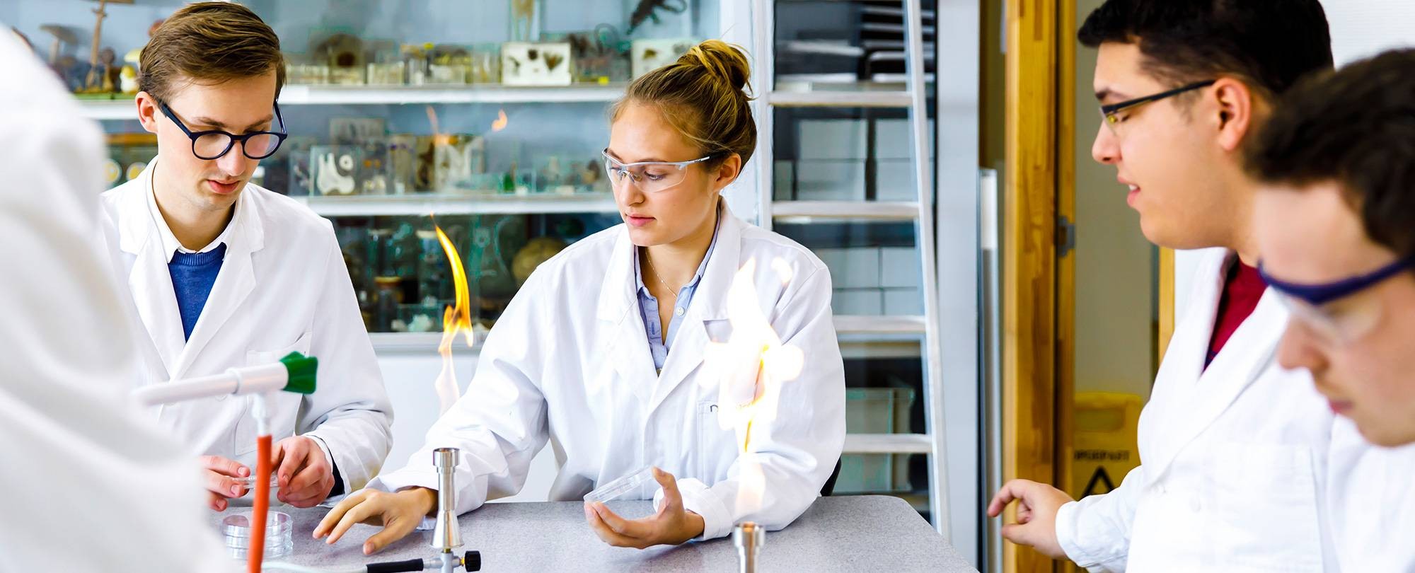 student pipetteert met een volumepipet in een chemie lab