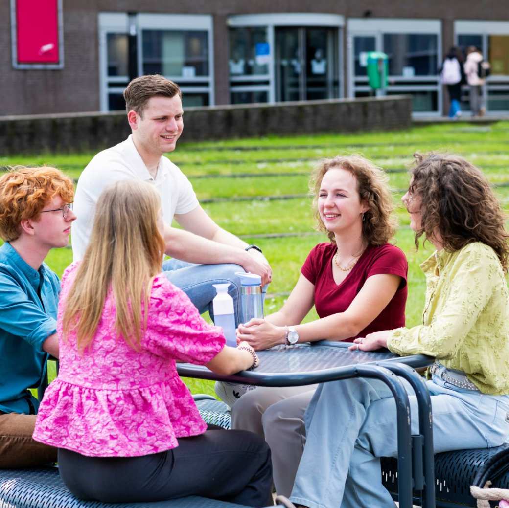 5 studenten aan een tafel